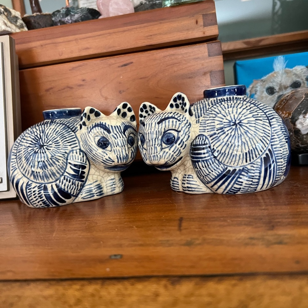 Vintage 1978 Nancy Lopez blue and cream cat figurines. Set of 2